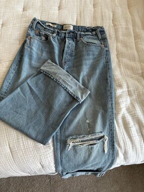 Universal Thread Light Blue Women's Cropped Distressed Jeans